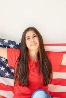 mujer joven, con, bandera americana, y, arco iris, reflexión, en, el, cara foto