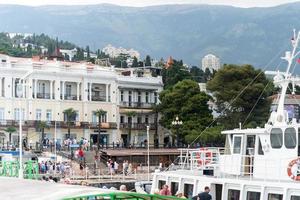 Vista de la ciudad de Yalta y la costa del Mar Negro, Crimea foto