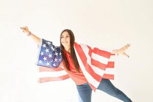 hermosa joven divertida con bandera americana foto