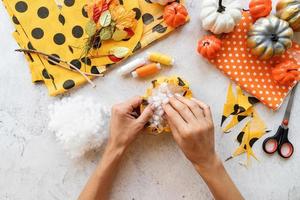 Hacer calabaza de bricolaje textil de halloween foto