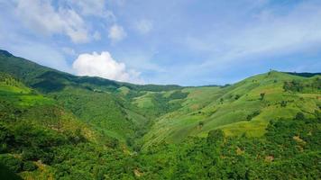 paisaje de montañas y el cielo azul foto