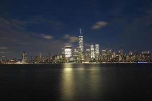 hermosa vista nocturna de manhattan visto desde nueva jersey foto