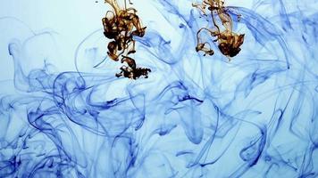abstrakte Tinte, die sich wie eine Seide unter Wasser ausbreitet video