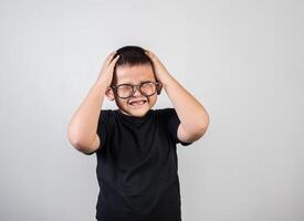 niño se siente triste después de que los padres lo regañen foto