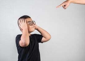 niño se siente triste después de que los padres lo regañen foto