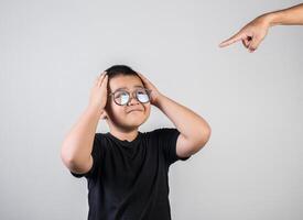 niño se siente triste después de que los padres lo regañen foto