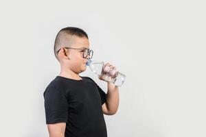 Chico divertido con botella de agua en foto de estudio