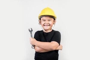 retrato, niño feliz, llevando, ingeniero, sombrero foto