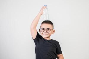 Chico divertido con botella de agua en foto de estudio