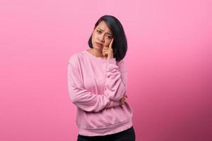 manos de mujer hermosa joven cerca de la cara, pensando, centrado en la tarea. foto