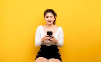 comunicación en línea, mujer asiática, utilizar, un, smartphone foto