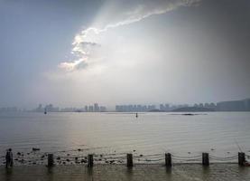 Vista del río y el horizonte en la ciudad de Xiamen, China al atardecer foto