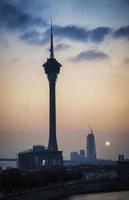 Horizonte urbano histórico de la torre de Macao en Macao, China, al atardecer, anochecer foto