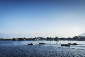 Vista de los barcos de pesca tradicionales en el río Kampot en Camboya foto