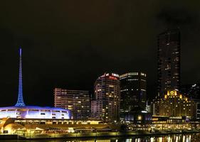 El centro de la ciudad de Melbourne al lado del río horizonte urbano moderno por la noche en Australia foto