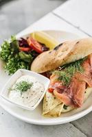 Sándwich escandinavo de salmón ahumado fresco y saludable con huevo y crema agria. foto
