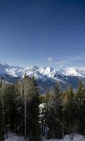Soleado paisaje de los Alpes franceses y montañas nevadas con vistas a la estación de esquí de Les Arcs, cerca de Bourg Saint Maurice, Francia