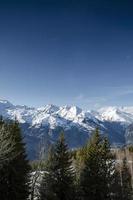 Soleado paisaje de los Alpes franceses y montañas nevadas con vistas a la estación de esquí de Les Arcs, cerca de Bourg Saint Maurice, Francia