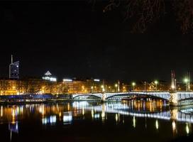 Casco antiguo central de la ciudad de Lyon y vista lateral del río Ródano por la noche en Francia foto