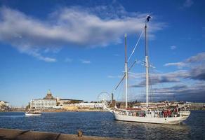 Viejos barcos de vela de madera en el puerto central de la ciudad de Helsinki, Finlandia. foto