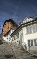 Calle y casas tradicionales en el casco antiguo de Zurich, Suiza foto