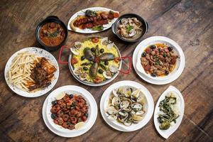 Mezcla de tapas rústicas tradicionales portuguesas famosa selección de comida en la mesa de madera