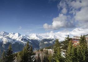 Les arcs estación de esquí de los Alpes franceses y vistas a las montañas cerca de Bourg Saint Maurice en Francia