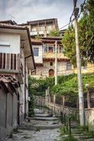 Calle de la ciudad vieja y casas tradicionales vista de Veliko Tarnovo Bulgaria