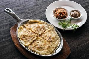 quesadilla de tortilla de queso mexicano con salsa y salsa de chile foto