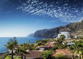 Los acantilados de los gigantes, hito natural y complejos turísticos en la isla de Tenerife Sur España foto
