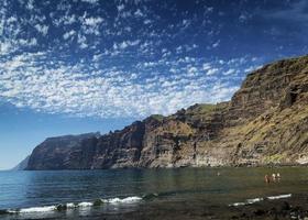 Los acantilados de los gigantes, hito natural y complejos turísticos en la isla de Tenerife Sur España foto