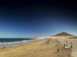 La playa turística de El Médano y el famoso paisaje de Montana Roja en Tenerife España foto
