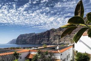 Los acantilados de los gigantes famoso y pueblo en el sur de la isla de Tenerife España