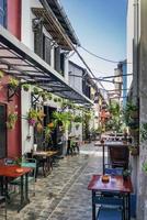 Callejón con restaurantes y bares turísticos en el casco antiguo de Siem Reap, Camboya foto