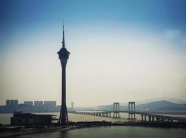 Horizonte de hito urbano de la torre de Macao y el puente de Taipa en Macao, China foto