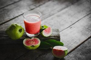 jugo de guayaba en madera foto