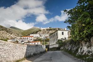 Dhermi tradicional aldea albanesa vista en el sur de Albania foto