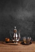 Grupo de té árabe en tetera de vidrio y metal