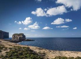 Vista del paisaje de la costa de la isla de Gozo en Malta foto