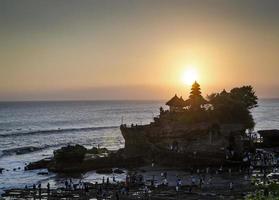 pura goa, lawah, templo hindú, puesta de sol, retroiluminación, silueta, en, bali, indonesia foto