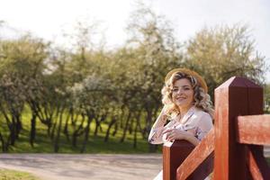 hermosa mujer en vestido de verano y sombrero de paja foto