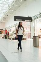 mujer joven, ambulante, en, el, centro comercial foto