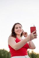 adolescente usando el teléfono móvil y auriculares foto
