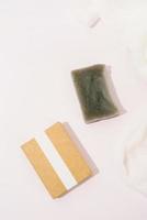 Vista superior del jabón hecho a mano y caja de manualidades para maquetas de diseño en blanco foto