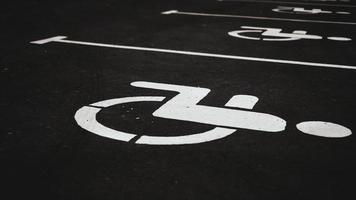 Signo de lugar de estacionamiento para discapacitados en ladrillo oscuro foto