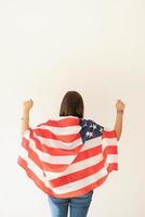 mujer joven, con, bandera americana, vista desde atrás foto