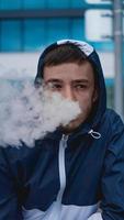 hombre fumando vapor de cigarrillo electrónico. fumar cigarrillo electronico foto