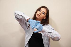 Mujer atractiva con maquillaje elegante azul con guantes de látex foto