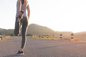 mujer estirando antes de correr foto