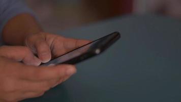 femme tapant un message texte avec un smartphone sur un bureau video